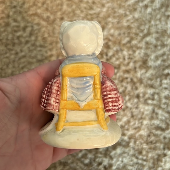 Beatrix Potter figurine- “the old woman who lived in a shoe knitting” - Picture 3 of 5